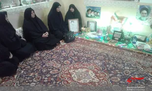 دیدار با خانواده شهدا باعث عزت انسان می شود