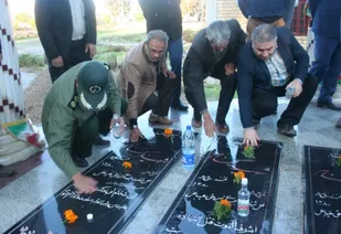 عطرافشانی گلزار شهدای گمنام شهرستان آزادشهر