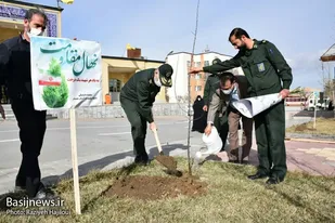 غرس ۲ اصله نهال مقاومت توسط فرمانده سپاه انصارالحسین (ع) همدان