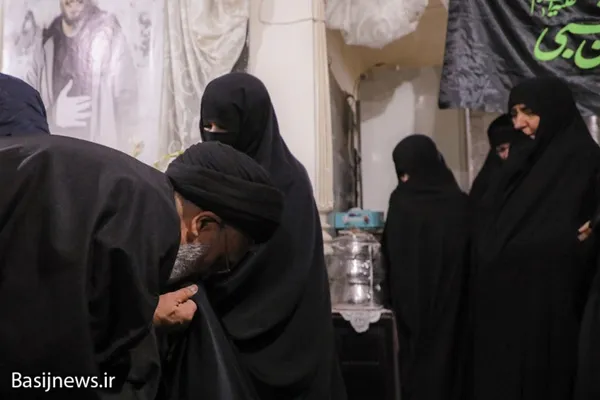 حضور مسئولان استان قم در منزل شهید حسن مختارزاده
عکس از علی بهرامی