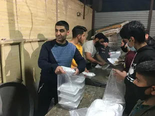 پخت بیش از ۱۱۰۰ پرس غذای گرم و توزیع بین نیازمندان