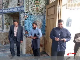 غبارروبی و عطرافشانی ضریح منور امامزادگان شهرکرد