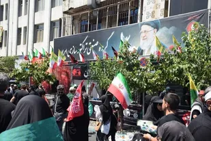 خدمت&zwnj;رسانی کارکنان گروه صنعتی تراکتورسازی ایران به زائران در مراسم وداع و تشییع رهبر شهید