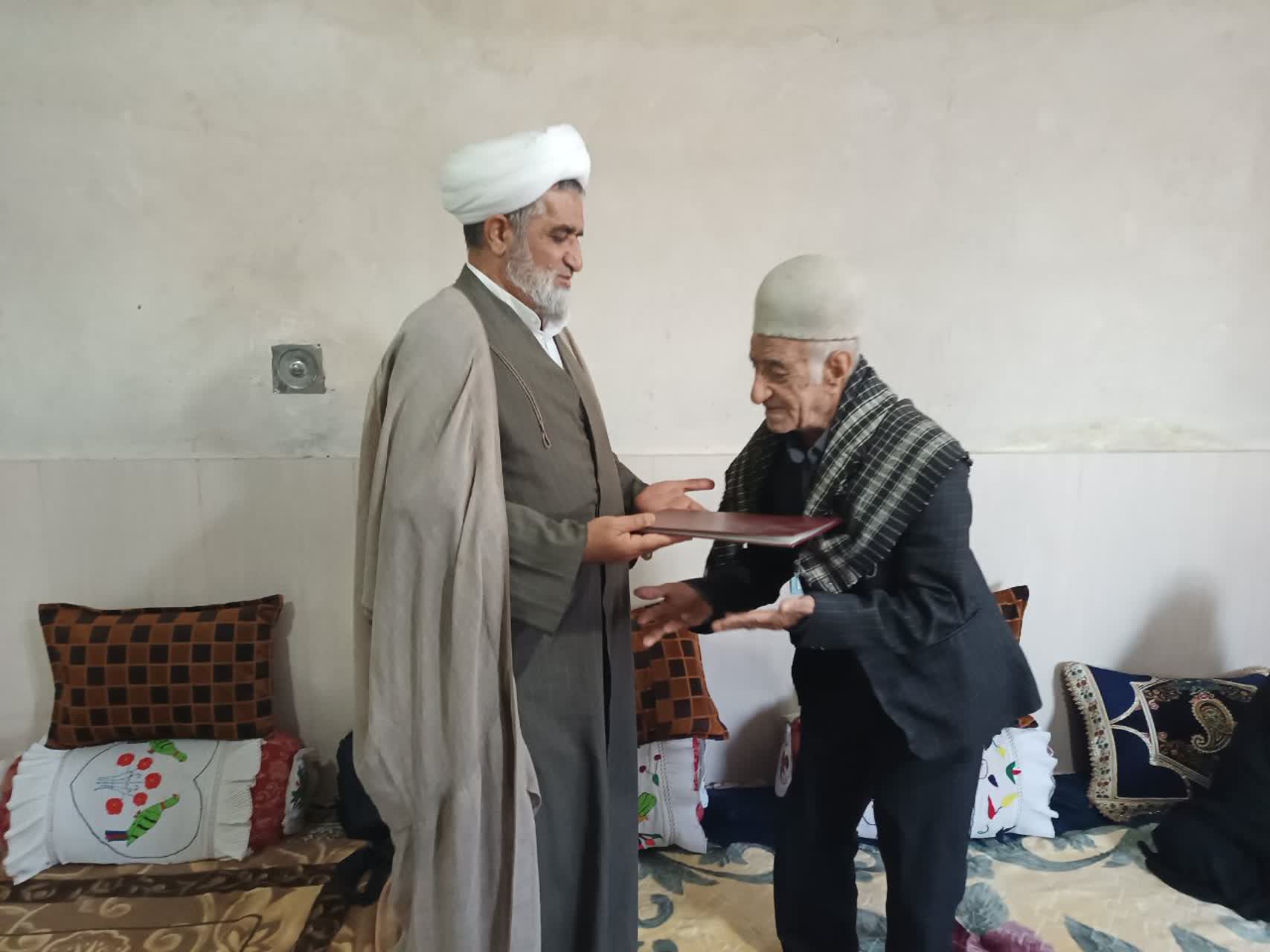 دیدار و تجلیل مسئول دفتر نمایندگی ولی فقیه در سپاه فتح از خانواده شهدا