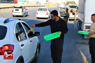 بیعت بسیجیان حوزه امام سجاد (ع) با امام شهید در ایست و بازرسی