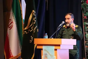 کارگران بخش مهمی از اقشار جامعه هستند/دشمنان به دنبال مایوس کردن مردم از خدمات نظام هستند