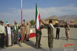 پیشکسوتان جهاد و شهادت پرچم کشور را به جوانان بسیجی تحویل دادند