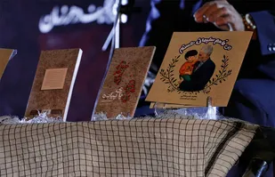 رونمایی از کتاب پای پیاده در جوار مزار شهید حاج قاسم سلیمانی