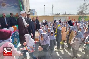 نواختن زنگ نیکوکاری در مدرسه شهدای گمنام شهرستان کبودراهنگ