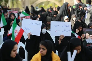 ابایی از بروز نمادها و شعارهای دینی نداشته باشیم
