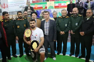 تصاویری ماندگار از اهدای کمربند پهلوانی سال بسیج توسط سردار سلیمانی