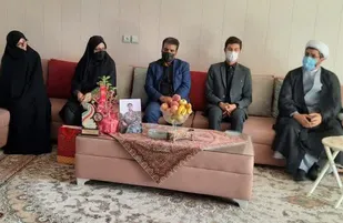 دیدار امام جمعه شاهین شهر با خانواده معزز شهدا