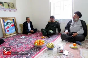 دیدار مسئول نمایندگی ولی فقیه در سپاه استان بوشهر با خانواده شهید عاشوری