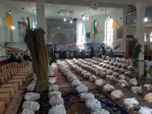 بسیجیان در میدان/توزیع ۶۰۰ بسته معیشتی کریمانه در شاهرود