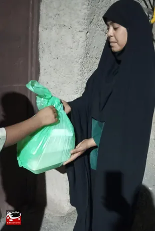 طبخ و توزیع &nbsp;100پرس غذا بین نیازمندان سطح شهر با همت گروه جهادی فدائیان زینب(س) در نصرت آباد
