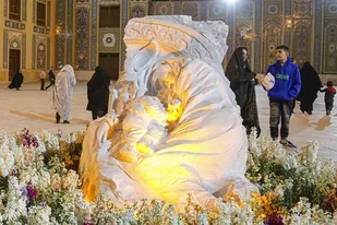 نصب المان &laquo;مادر و کودک شهید&raquo; در حرم شاهچراغ (ع)