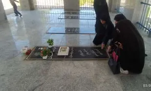 عطر افشانی قبر شهید معلم در شهرستان خانمیرزا