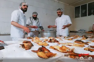 رزمایش کمک مومنانه بسیجیان پایگاه شهید چمران منطقه سیدی مشهد در توزیع غذای گرم