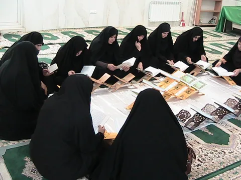 ختم قرآن با حضور خواهران بسیج اصناف شهرکرد