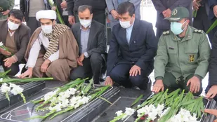 گلباران تمثال مبارک حضرت امام خمینی(ره) در جوار مقبره شهدای گمنام غواص خمینی شهر