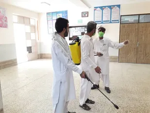 ضدعفونی مدارس توسط دانش آموزان ایرانشهری
