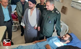 بازدید فرمانده و مسئول دفتر نمایندگی از یکی از بسیجیان بستری در بیمارستان خرمشهر