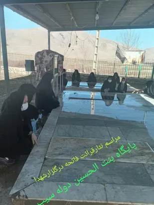 عطرافشانی و غبارروبی گلزار شهداء در روستای دوله سیب