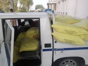 توزیع آرد به نیازمندان به مناسبت هفته بسیج درشهرستان بندرعباس به روایت تصویر