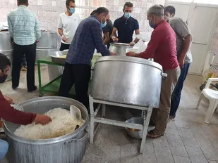 طبخ و توزیع ۶۰۰ پرس غذای گرم در روستای علی آباد و صالح آباد شاهرود+تصاویر
