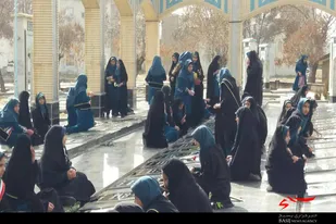 عطرافشانی گلزار شهدای عاشورای ملایر به&zwnj;مناسبت دهه فجر