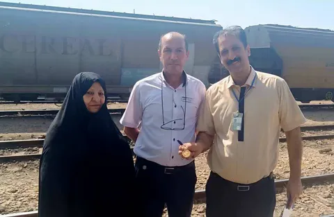 بازگرداندن طلای پیدا شده در قطار مشهد ـ سمنان به مسافر توسط کارکنان راه آهن