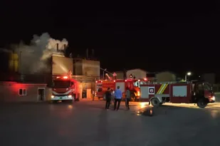 مهار حریق گسترده درشرکت کیمیا آرمین شیمی واقع در شهرک چرم شهر بوئین زهرا