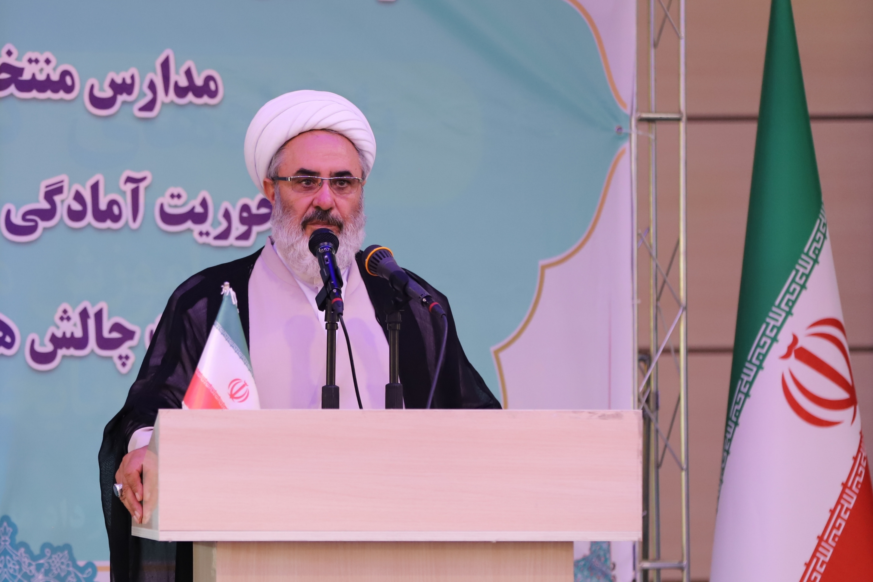 امروز کانون توجه دشمن مدارس و دانشگاه هاست