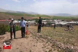 تحویل اراضی بنیاد مسکن به متقاضیان طرح حمایت از جوانی جمعیت در روستای &laquo;چشمه قنداب&raquo; اسدآباد