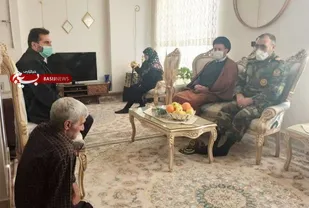 دیدار فرمانده قرارگاه عملیاتی لشکر ۵۸ ذوالفقار شاهرود با خانواده شهید سروری