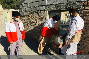 توزیع ۳۰۰ بسته حمایتی معیشتی توسط امور داوطلبان جمعیت هلال احمر به مناسبت هفته هلال احمر