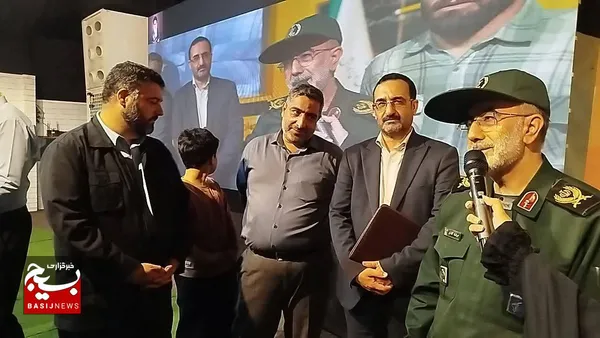 بازدیدسردارآزادی از نمایشگاه روایت پرچمداران