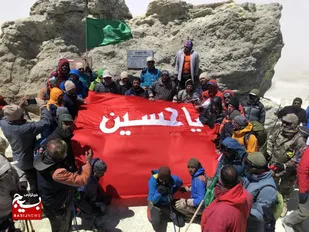 برافراشته شدن پرچم عزای حسینی بر فراز بام ایران/صعود ۶۵ کوهنورد خراسانی بر قله ۵۶۱۰ متری دماوند + عکس و فیلم