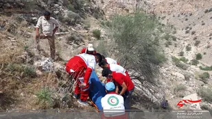 گردشگران گرفتار در کوه کمرسیاه خرم&zwnj;آباد نجات یافتند