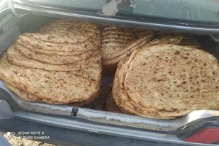 توزیع ١٢٠٠ قرص نان محلی گرم بین خانواده های نیازمند و آبرومند محله های حاجی آباد و قاسم آباد