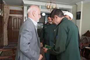 دیدار سردار شریف با خانواده شهید سید حمیدرضا شریف