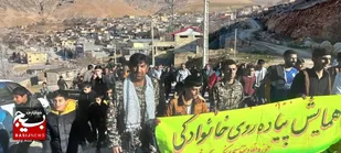 پیاده روی خانوادگی، نماز جمعه و میز خدمت در اردل