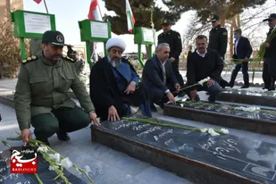 گزارش تصویری از گلباران مزار شهدا ساوجبلاغ به مناسبت گرامیداشت چهل و چهارمین سالگرد پیروزی انقلاب اسلامی