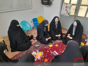 هدیه بسیجیان پایگاه حضرت زینب(س) قم به دختران بدحجاب