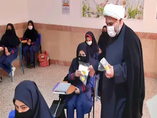 توزیع بیش از ۳۵۰ بسته ماسک و مایع ضد عفونی در بین دانش آموزان