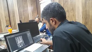 هنرمندان تجسمی در یاسوج با تولید پوستر به استقبال محرم رفتند+( تصاویر)