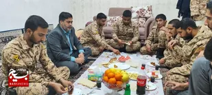 فرمانده و سربازان در کنار هم در بلندترین شب زمستان