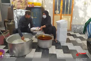 توزیع ١٠٠ پرس غذای گرم بین خانواده نیازمند درگیر ویروس منحوس کرونا و مردم محله رسالت شهر زاهدان