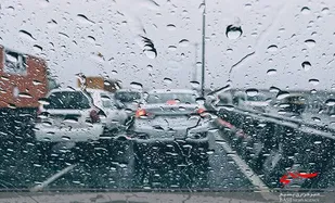 لغزندگی جاده ها در اثر بارش برف و باران/هموطنان در صورت نیاز با شماره های 110 و 141 تماس بگیرند&nbsp;
