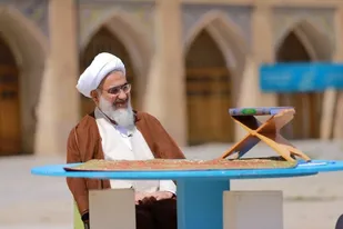 خدمت به بندگان برای جلب رضای خدا، عبادت محسوب می&zwnj;شود/ رزق حقیقی، انسان را در معنویت و علم به کمال می&zwnj;رساند/ تقوا یاری رسان و دستگیر انسان در چالش&zwnj;ها و مشکلات است